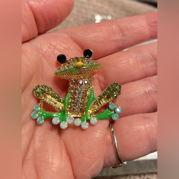 🌟HP🌟 FROG BROOCH With Crystals & Bright Green Outline Yellow Silly Tongue Out - Picture 5 of 8